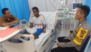 Wujud Peduli Sesama, Bhabinkamtibmas Polres Sabang Besuk Warganya Yang Sakit