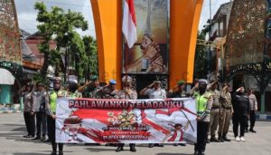 Satlantas Polres Sumenep Hentikan Kendaraan dan Ajak Pengendara Hormat Bendera di Peringatan Hari Pahlawan
