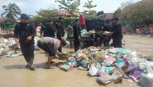 Polsek Rantau dan Brimob Aramia Bahu Membahu Bersihkan Sekolah Yang Terdampak Banjir
