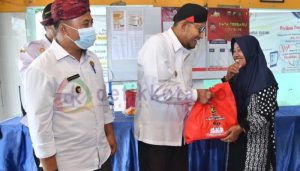 Bupati Fauzi Bantu Ringankan Beban Masyarakat Terdampak Banjir