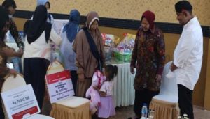 Dalam Kunjungannya ke Sumenep, Mensos RI Beri Bantuan pada Balita Terlahir Tanpa Anus