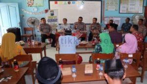 Jumat Curhat; Ibu Anak SD yang Meninggal Akibat Laka Lantas Menangis di Depan Kapolres Sumenep
