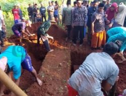 Tangis Keluarga Iringi Pemakaman 2 Jenazah Korban Kebakaran Depo Pertamina Plumpang Jakarta