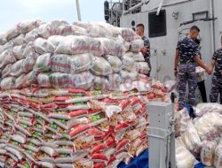 KRI Malahayati-362 Angkut Bantuan Sembako dari Pemprov Jatim Tiba di Masalembu