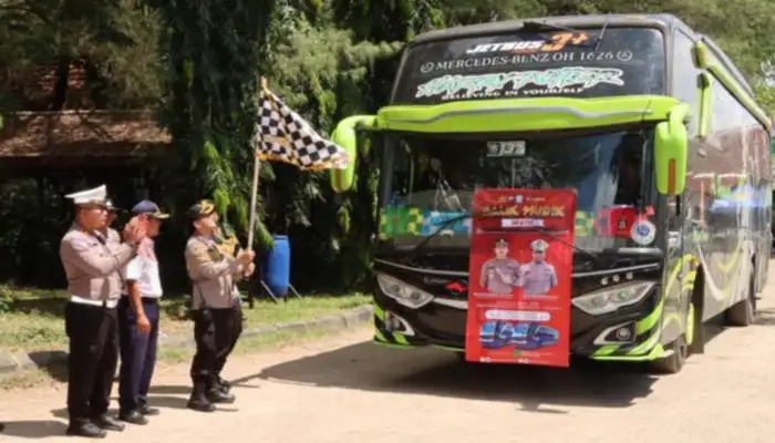 Kapolres Sumenep, AKBP Edo Satya Kentriko melepas bus balik gatis di Terminal Arya Wiraraja.