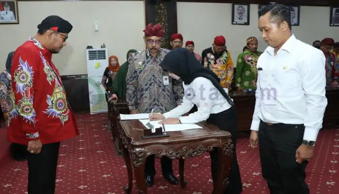 Bupati Sumenep Achmad Fauzi Didampingi Kepala BKPSDM Saat Menyerahkam Petikan SK Pengangkatan PPPK Secara Simbolis Kepada Tenaga Kesehatan
