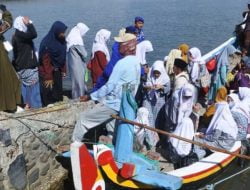 Jadwal Kapal Feri Terbatas, Warga Sapudi Mudik Gunakan Kapal Motor Rakyat