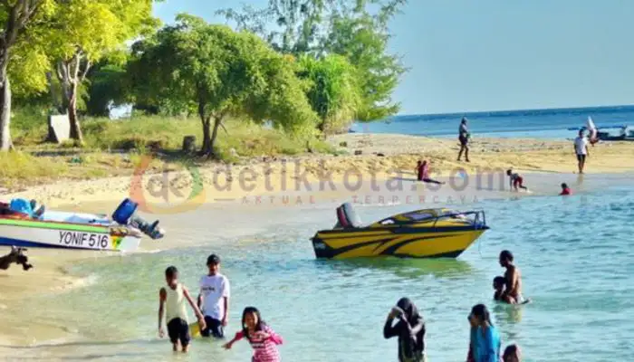 Sejumlah pengunjung menikmati indahnya Pantai Salam, Pulau Saebus Sapeken Sumenep.