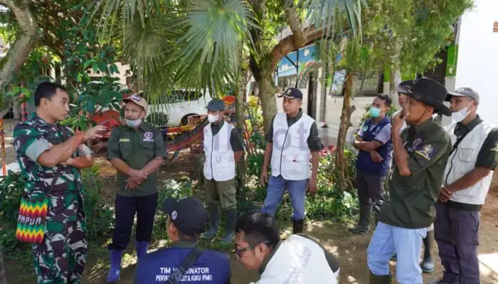 Dandim 0827/Sumenep, Letkol Czi Donny Pramudya Mahardi berbincang dengan petani tentang budidaya jagung.