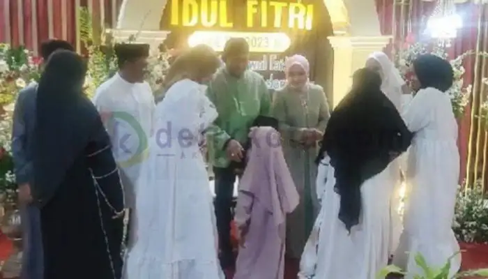 Bupati Sumenep, Achmad Fauzi dan istri menerima tamu saat acara Open House Idul Fitri 2023.