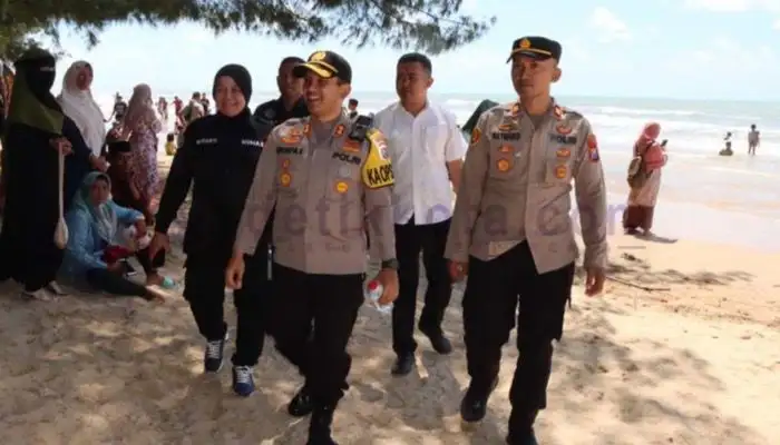 Kapolres Sumenep AKBP Edo Satya Kentriko didamping Kasubag Humas AKP Widiarti saat mengecek keamanan di Pantai Lombang, Kecamatan Batang-Batang.