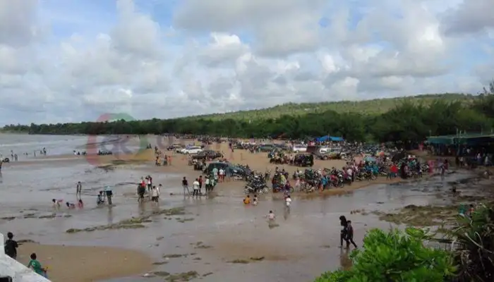 Suasana Pantai Badur, di Desa Badur, Kecamatan Batuputih, Kabupaten Sumenep saat libur Lebaran Idul Fitri
