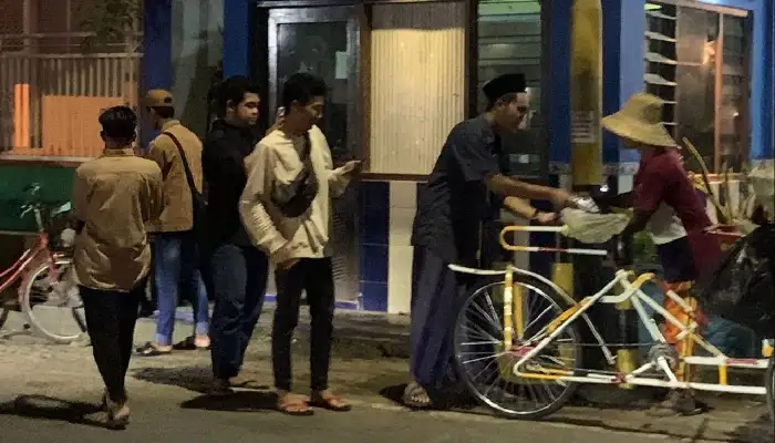 Aktivis Dear Jatim Korda Sumenep membagikan takjil kepada tukang becak