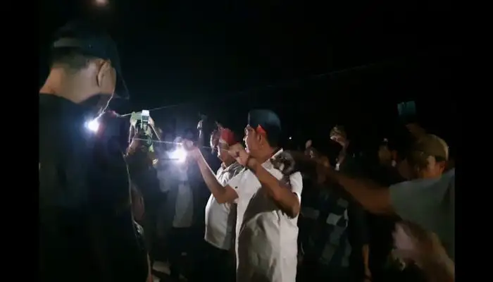 Bupati Sumenep, Achmad Fauzi didampingi Kepala Disbudporapar setempat, Mohammad Iksan ikut menarik layangan pada acara Festival Layangan LED di Pantai Lombang.
