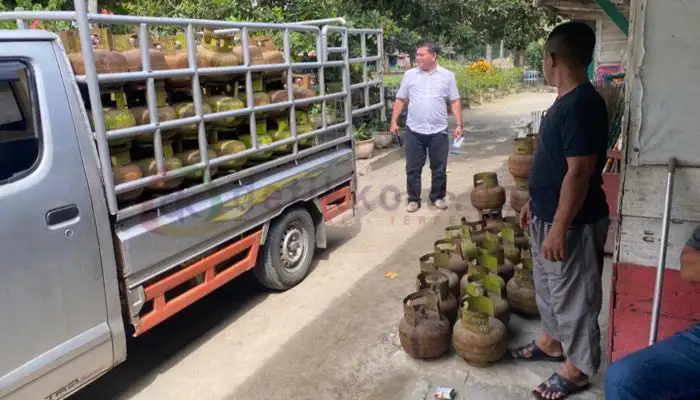 Anggota Polsek Pulo Raja Polres Asahan (pakai hem) grebek penyelundupan Gas LPG