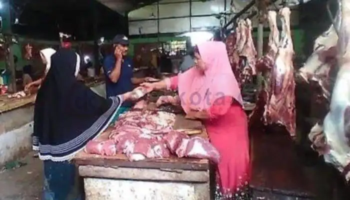 Penjual daging sapi di Pasar Anom Baru Kabupaten Sumenep.