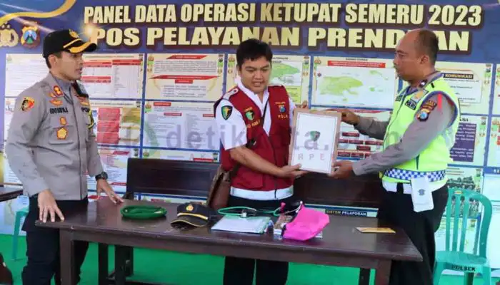 Kapolres Sumenep AKBP Edo Satya Kentriko meninjau Pos Pelayanan di Prenduan.