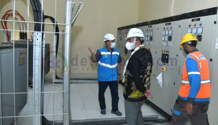 Bupati Sumenep, Achmad Fauzi saat meresmikan Rumah PLTD Giliraja, Kecamatan Giligenting beberapa waktu lalu.