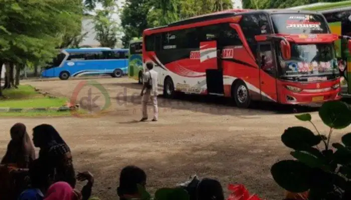 Penumpang AKAP sedang menunggu keberangkatan bus di Terminal Arya Wiraraja Sumenep.
