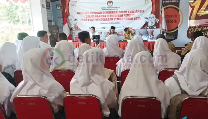 KPU Sumenep melaksanakan kegiatan Pendidikan Politik untuk Pemilih Pemula di SMA 1 Kalianget.