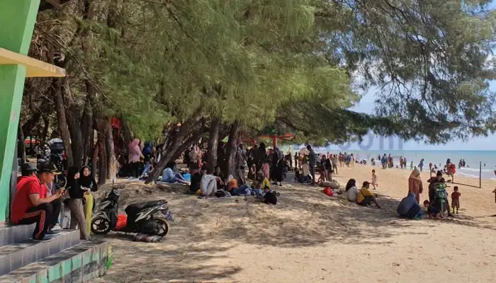 Pengunjung sedang menikmati Lebaran Ketupat di Pantai Lombang, Kecamatan Batang-Batang, Kabupaten Sumenep.