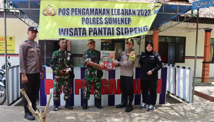 Kapolres Sumenep, AKBP Edo Satya Kentriko menyarahkan bingkisan kepada petugas Pos Pantau di Pantai Salopeng, Kecamatan Dasuk.