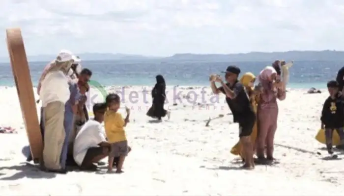 Sejumlah pengunjung berlibur di wisata Pantai Salam, Pulau Saebus, Desa Saur Saebus, Kecamatan Sapeken, Kabupaten Sumenep.