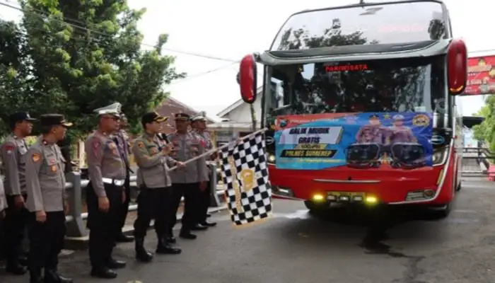 Kapolres Sumenep, AKBP Edo Satya Kentriko melepas bus balik gratis di halaman Mapolres setempat.