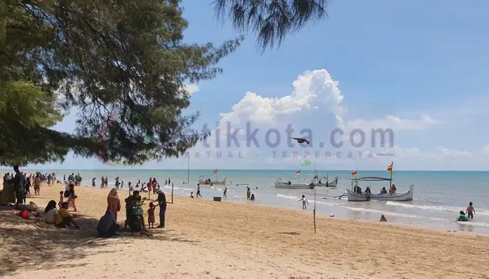 Pengunjung Pantai Lombang di Kecamatan Batang-Batang, Kabupaten Sumenep pada Lebaran Ketupat.