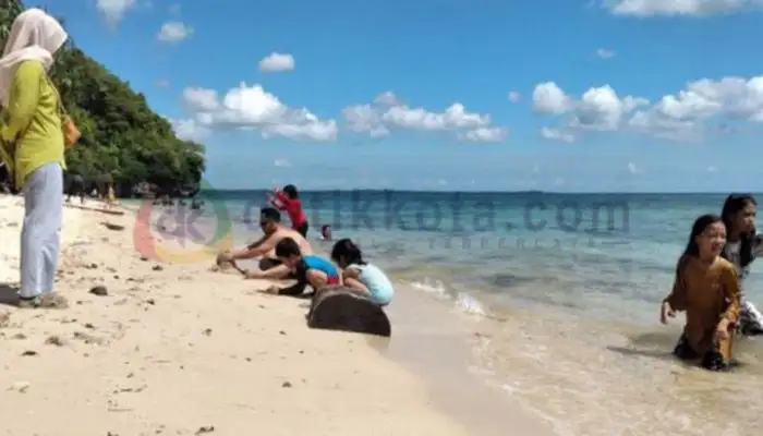 Pengunjung Pantai Pasir Putih, Desa Bilis-Bilis, Kecamatan Arjasa, Kabupaten Sumenep sedang bermain.