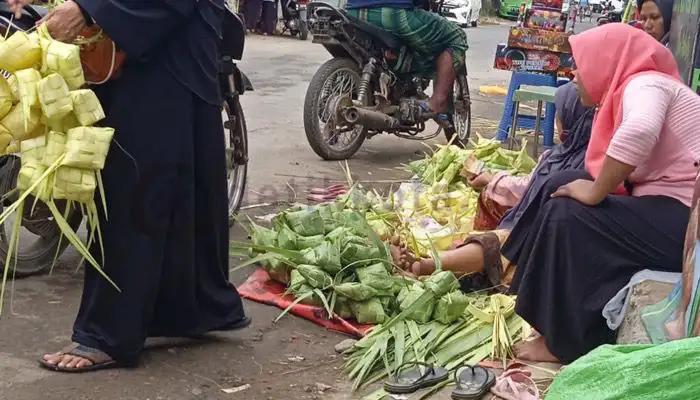 Seorang pedagang janur dan urung ketupat, Sa'idah di Pasar Anom Sumenep.