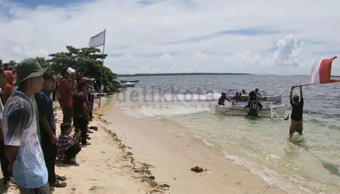 Suasana lomba balap sampan di Pantai Aloha, Palau Saur, Desa Saur Saebus, Kecamatan Sapeken, Kabupaten Sumenep.