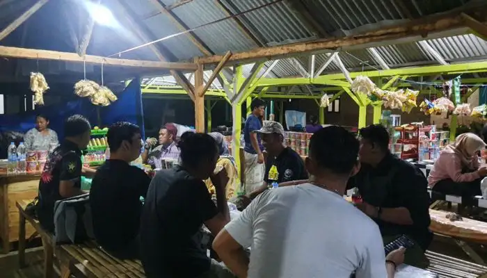 Salah satu warung penjual makanan di Pantai Lombang, Kecamatan Batang-Batang, Kabupaten Sumenep.