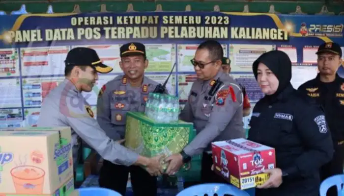 Kapolres Sumenep AKBP Edo Satya Kentriko menyerahkan bingkisan kepada petugas Pos Pelayanan di Pelabuhan Kalianget.