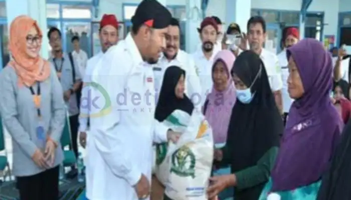 Bupati Sumenep Achmad Fauzi didampingi Executive Manager Kantor Pos Sumenep Nur Lailiana saat menyerahkan BCP kepada KPM.