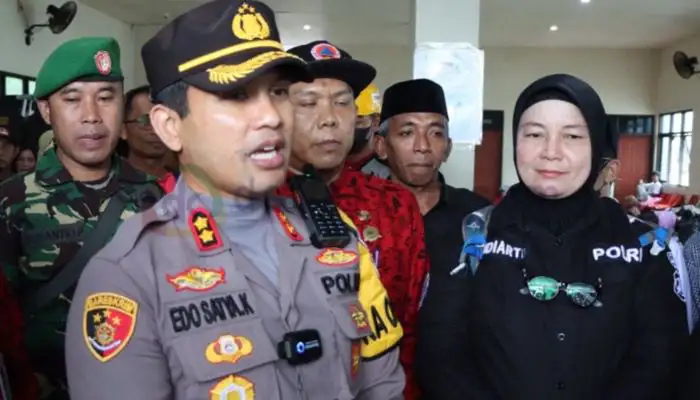 Kapolres Sumenep, AKBP Edo Satya Kentriko didampingi Kasubag Humas AKP Widiarti di Pelabuhan Kalianget
