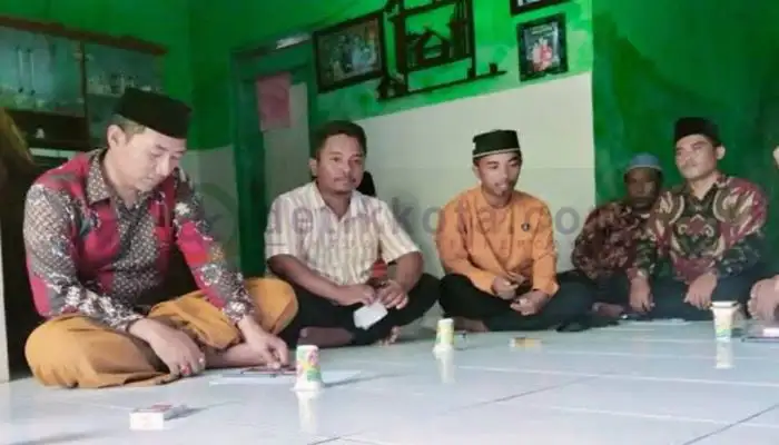Mahasiswa dan tokoh masyarakat melakukan audiensi dengan Kepala Desa Saobi, Kecamatan Kangayan, Kabupaten Sumenep.