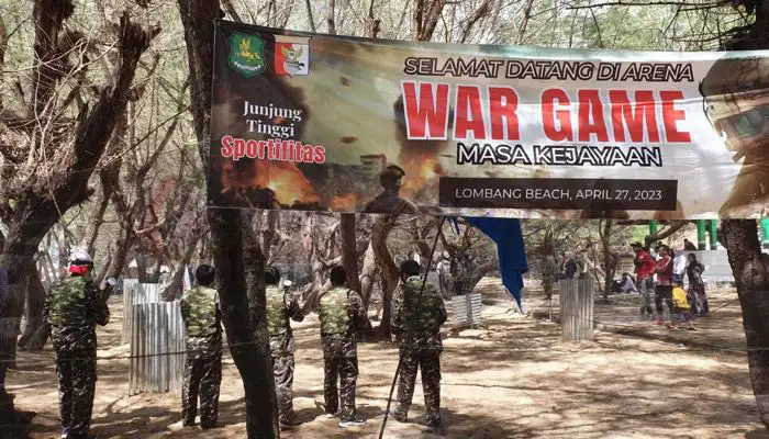 Peserta WarGame Paintball sedang bersiap di dalam arena lomba, di Pantai Lombang, Kecamatan Batang-Batang, Kabupaten Sumenep.