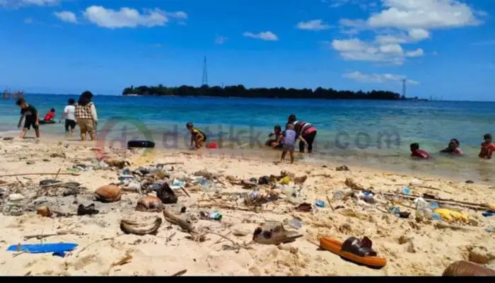 Sampah berserakan di wisata Pantai Pasir Putih, Desa Bilis-Bilis, Kecamatan Arjasa, Kabupaten Sumenep.
