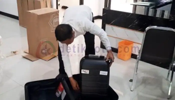 Petugas Kantor Kemenag Sumenep menimbang koper calon jemaah haji (CJH) pastikan berat sesuai ketentuan.