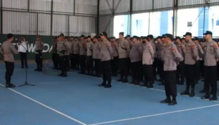 Kapolres Sumenep, AKBP Edo Satya Kentriko memimpin Apel Pelepasan personel BKO ke Polres Bangkalan.