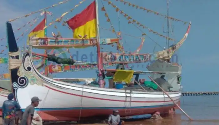 Kapal Motor Nelayan (KMN) Anjar Sinar Sari.
