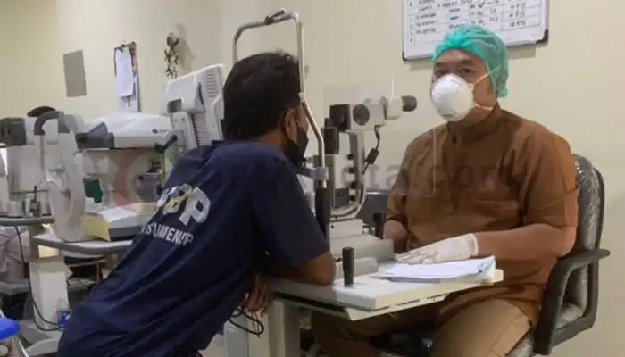 Salah seorang WBP Rutan Kelas II Sumenep melakukan operasi katarak di RSUD dr. Moh. Anwar Sumenep.