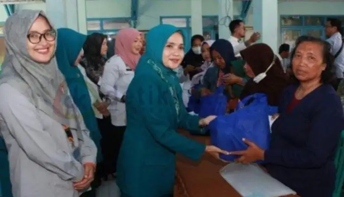 Ketua TP-PKK Kabupaten Sumenep, Nia Kurnia Fauzi didampingi Kepala Kantor PT. Pos Sumenep, Nur Lailiyana menyerahkan CPP pada penerima di Pendopo Kecamatan Batuan.