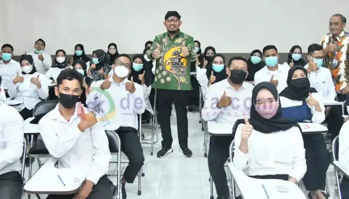 Bupati Sumenep, Achmad Fauzi saat meninjau pelaksanaan tes seleksi pegawai non-ASN BLUD RSUD dr. H. Moh. Anwar Sumenep di Universitas Bahaudin Mudhary (Uniba).