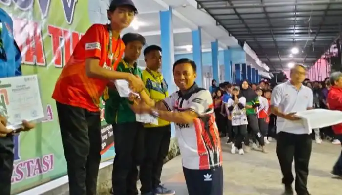 Atlet Petanque FOPI Sumenep, Bagas Syarif Hidayat saat menerima medali di Kejurprov Petanque 2023.