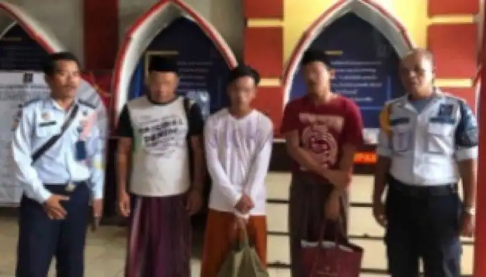 Tiga WBP Rutan Kelas IIB Sumenep yang mendapatkan SK bebas bersyarat dan asimilasi di rumah.