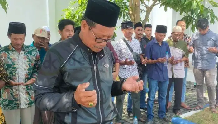 Empat terlapor bersama warga Gersik Putih, Kecamatan Gapura melakukan doa bersama sebelum menghadap penyidik Polres Sumenep.