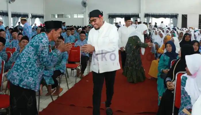 Bupati Sumenep, Achmad Fauzi usai melepas secara simbolis calon jemaah haji (CJH) di Gedung Korpri Sumenep.