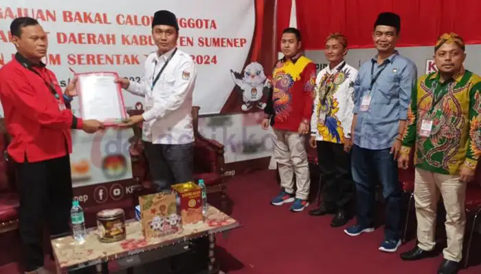 Sekretaris DPC PDIP Sumenep, Abrari menyerahkan berkas pendaftaran Bacaleg pada Ketua KPU Sumenep, Rahbini didampingi jajaran komisioner lainnya.